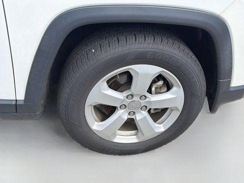 Used 2019 Jeep Compass Latitude w/ Cold Weather Group FWD image 9