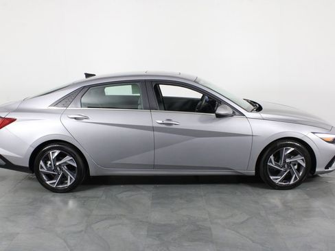Certified 2025 Hyundai Elantra SEL image 14