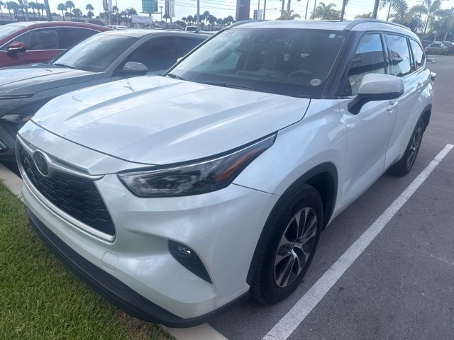 Used 2022 Toyota Highlander XLE FWD image 1