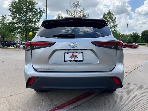 Used 2025 Toyota Highlander LE image 7