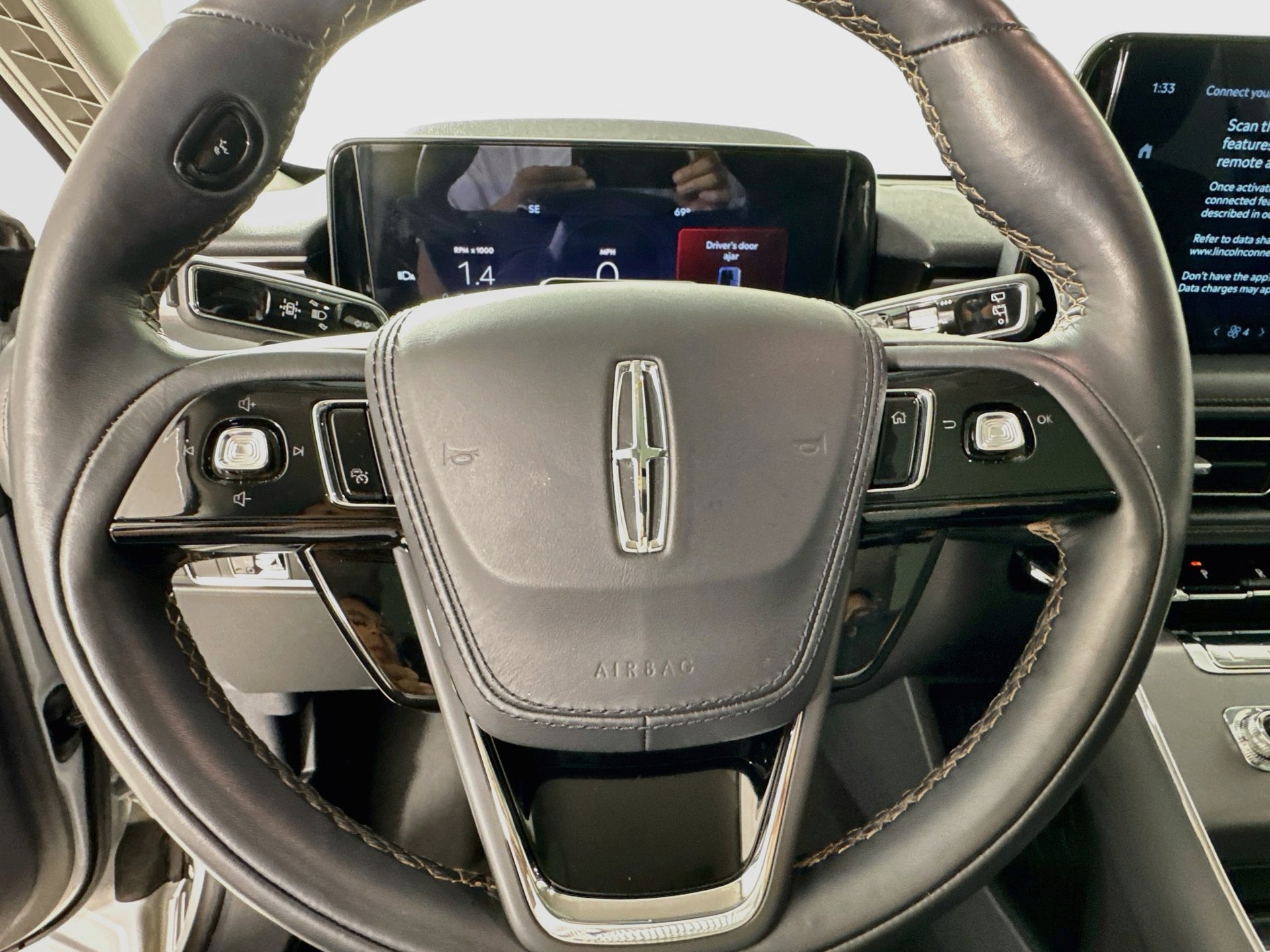 Used 2025 Lincoln Aviator AWD w/ Jet Appearance Package image 12
