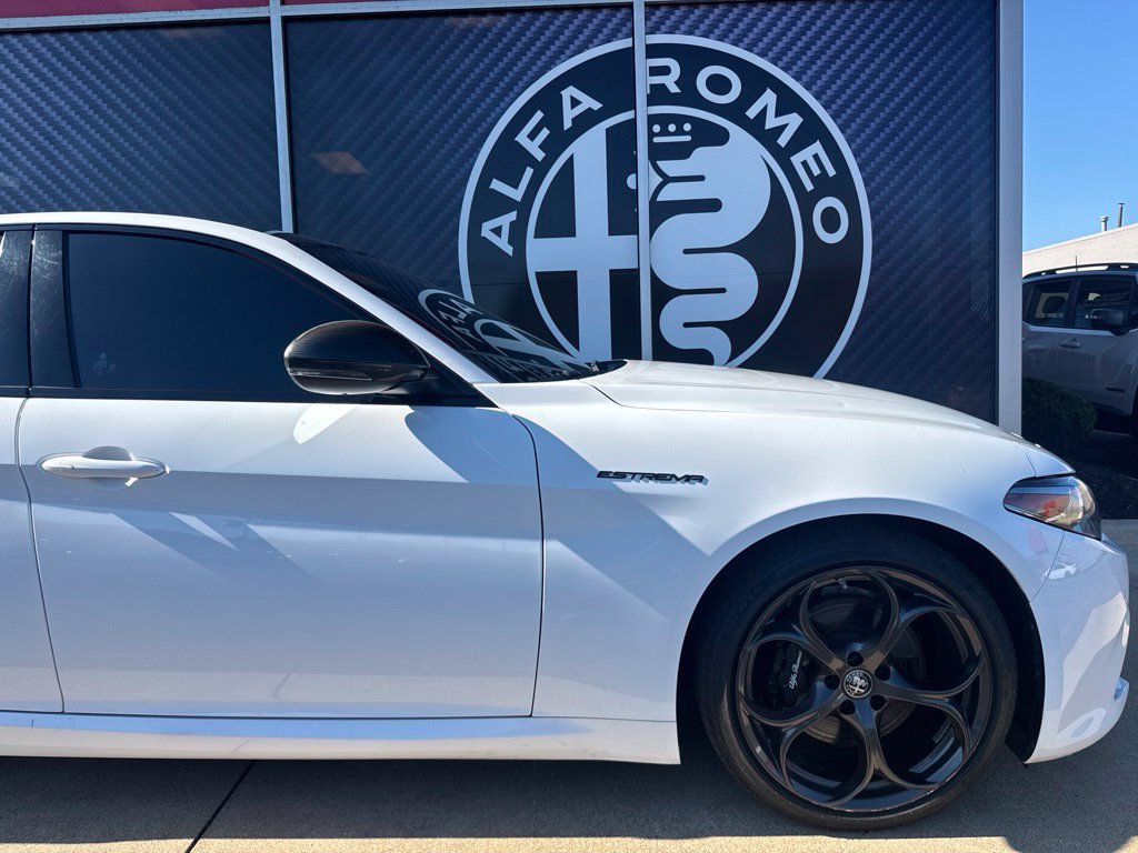 Used 2023 Alfa Romeo Giulia Estrema AWD/4WD image 3