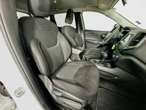 Used 2019 Jeep Cherokee Latitude w/ Popular Appearance Group FWD image 30