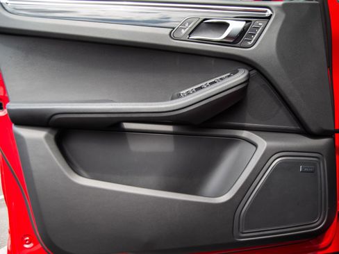 Certified 2026 Porsche Macan AWD/4WD image 14