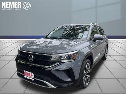 Certified 2022 Volkswagen Taos SE w/ Panoramic Sunroof Package