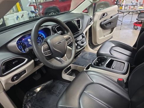 Used 2023 Chrysler Pacifica Touring-L FWD image 18