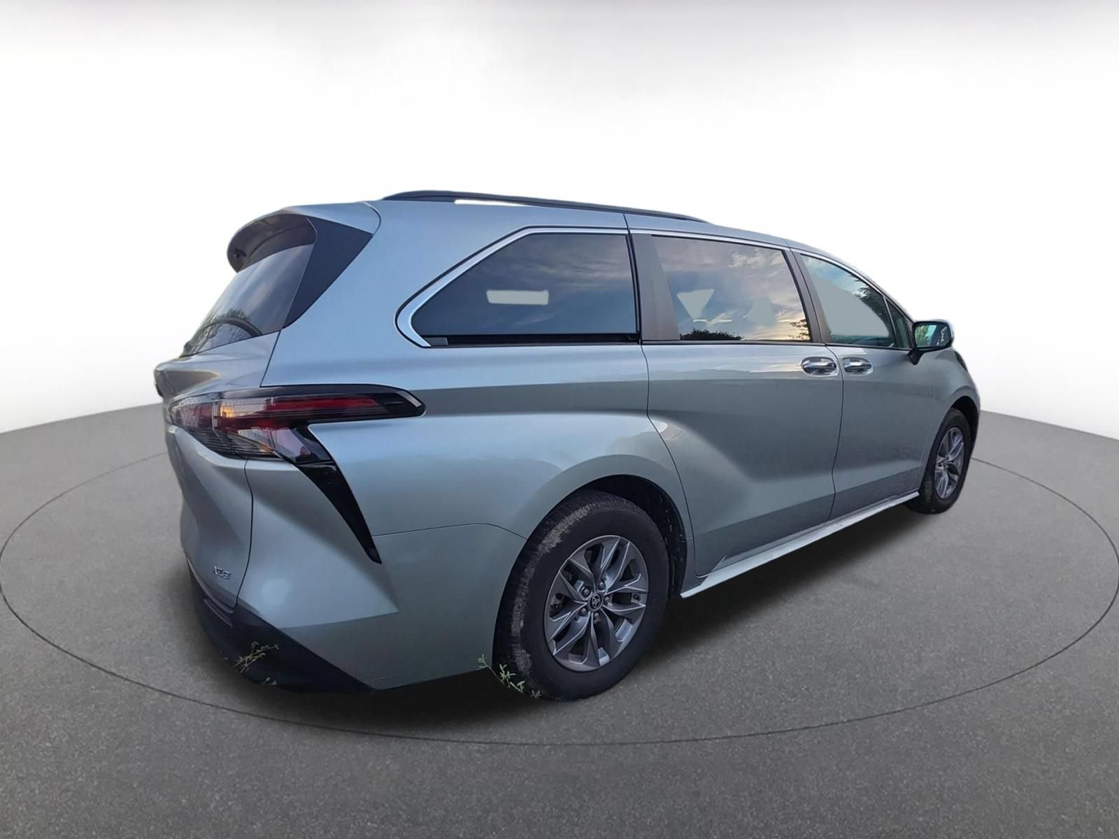 Used 2025 Toyota Sienna XLE FWD image 7
