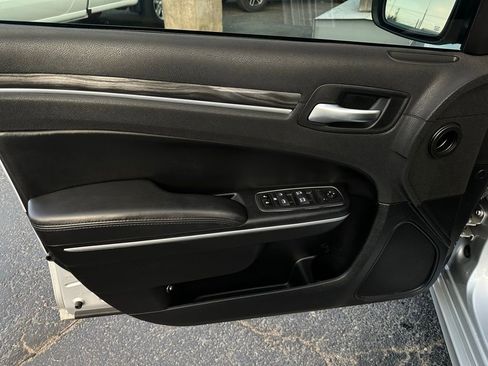 Used 2022 Chrysler 300 Touring L image 12
