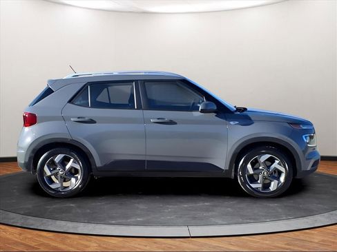 Used 2023 Hyundai Venue SEL image 2
