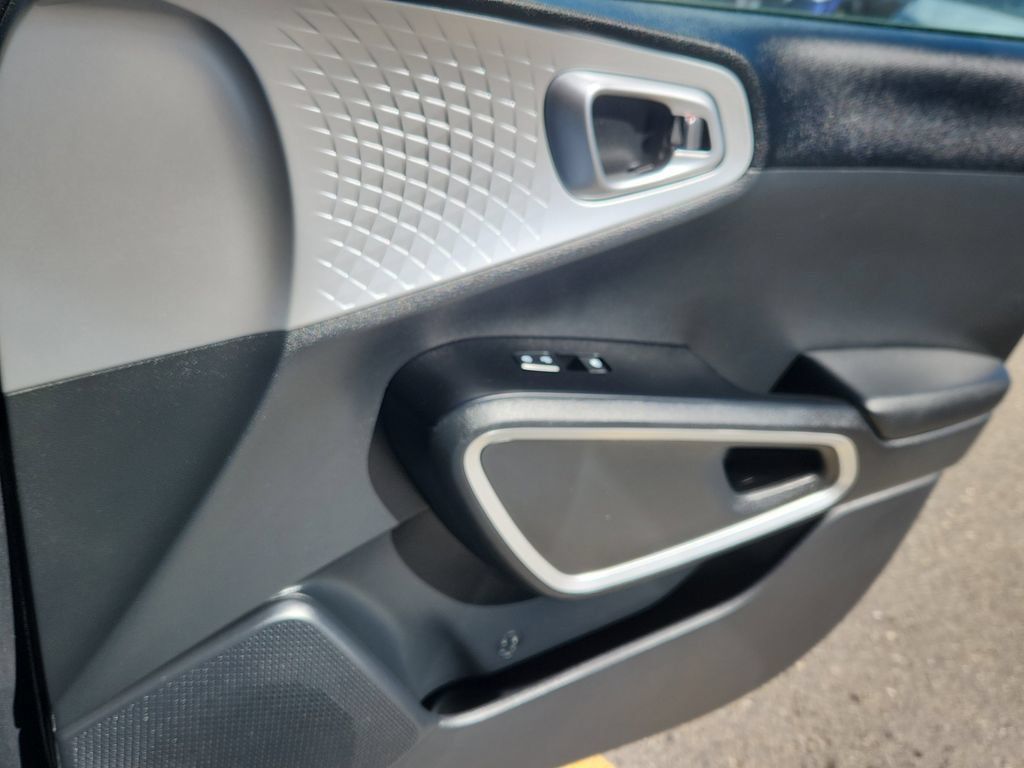 Used 2025 Kia Soul LX w/ LX Technology Package FWD image 12