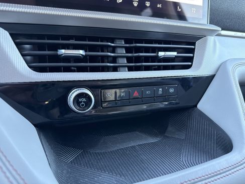 Used 2025 Ford Explorer Active w/ Active Comfort Package image 18