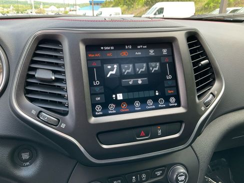 Used 2022 Jeep Cherokee Trailhawk AWD/4WD image 22