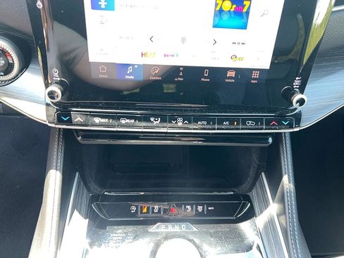 Used 2024 Jeep Wagoneer L Series II w/ Flexible Seating Group AWD/4WD image 19