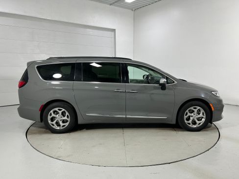 Used 2023 Chrysler Pacifica Limited FWD image 40