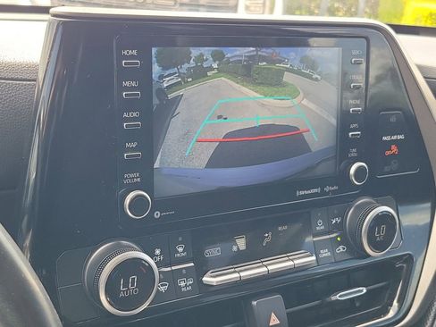 Used 2021 Toyota Highlander LE FWD image 31