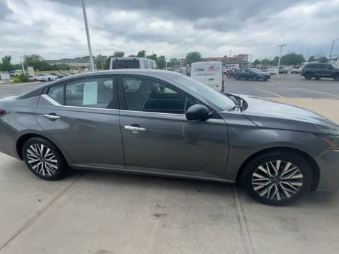 Used 2025 Nissan Altima 2.5 SV FWD image 3