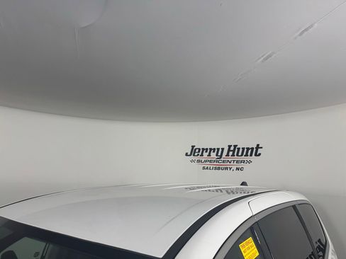 Used 2023 Chrysler Pacifica Touring-L image 4