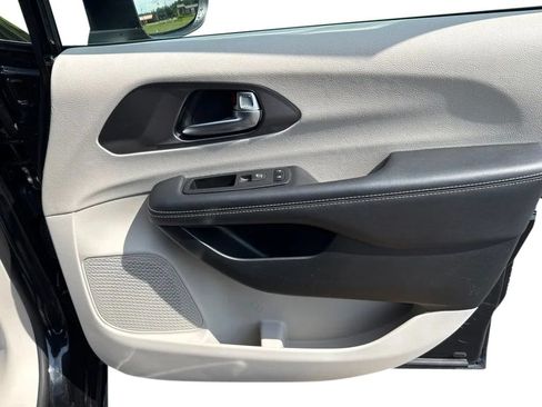 Used 2023 Chrysler Pacifica Touring-L FWD image 13