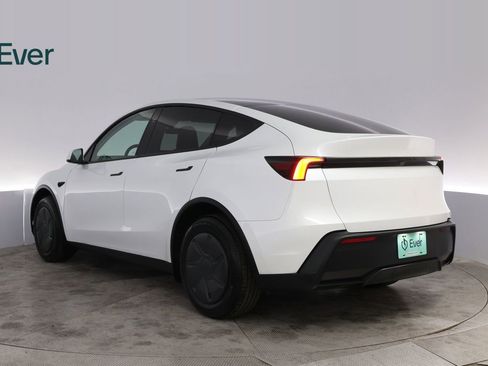 Used 2026 Tesla Model Y 2WD image 10