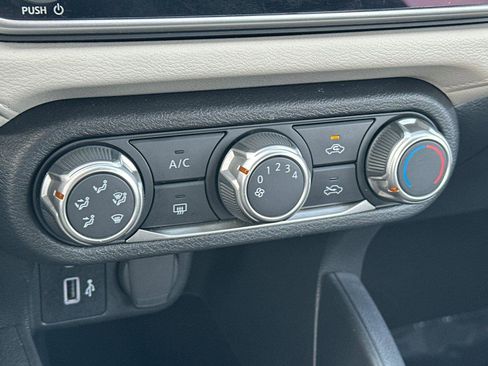 Used 2022 Nissan Versa SV w/ Trunk Package image 18