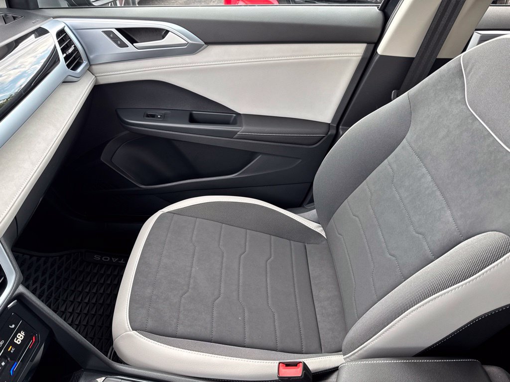 Certified 2025 Volkswagen Taos SE w/ Panoramic Sunroof Package FWD image 22