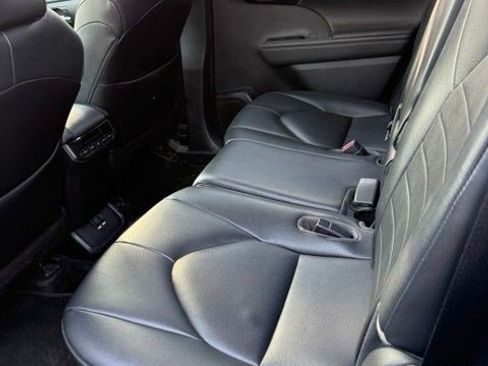 Used 2020 Toyota Highlander XLE AWD/4WD image 8