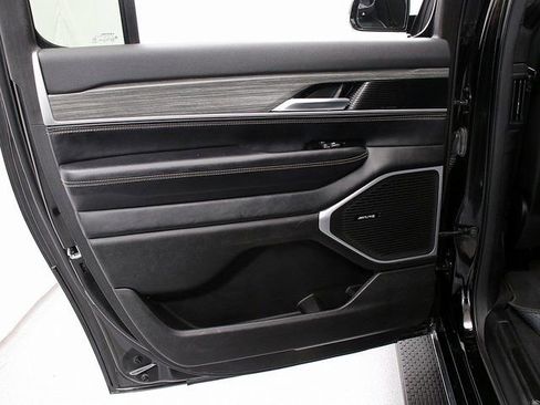 Used 2023 Jeep Wagoneer L Series III w/ Preferred Equipment Group AWD/4WD image 30