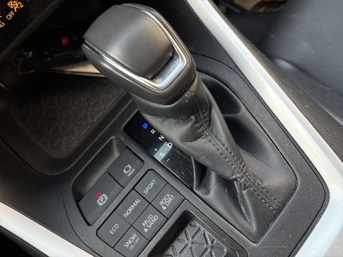 Used 2022 Toyota RAV4 XLE Premium image 26