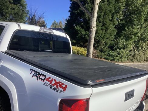 Used 2018 Toyota Tacoma TRD Sport w/ Technology Package image 6