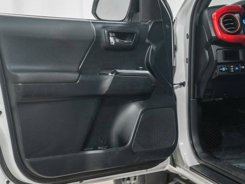 Used 2018 Toyota Tacoma TRD Off-Road image 37