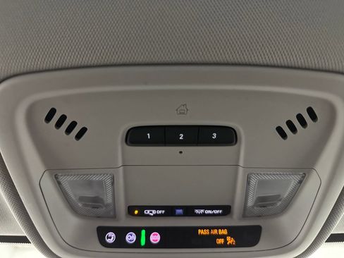 Used 2021 Chevrolet Traverse LT FWD image 41