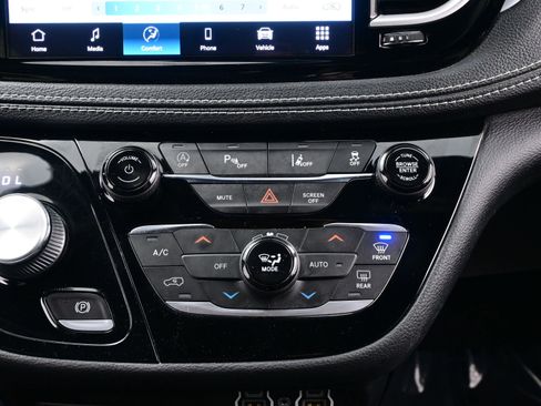 Used 2021 Chrysler Pacifica Touring-L w/ Uconnect Theater Family Group image 22