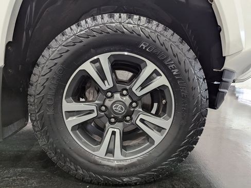 Used 2018 Toyota Tacoma SR image 6
