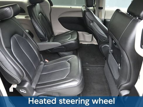 Used 2023 Chrysler Pacifica Touring-L FWD image 11