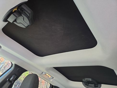 Used 2015 Jeep Renegade Latitude w/ Popular Equipment Group image 23