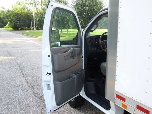 Used 2025 Chevrolet Express 3500 w/ Power Convenience Package RWD image 17