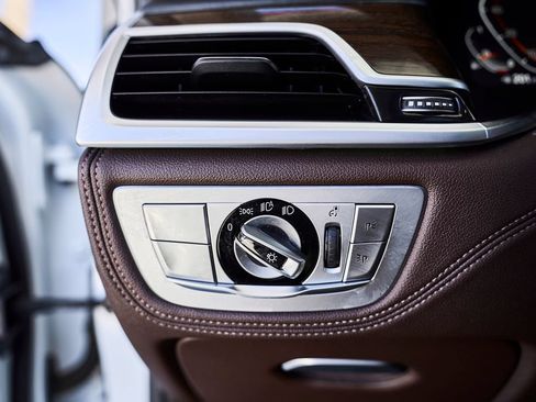 Used 2020 BMW 750i xDrive w/ Executive Package AWD/4WD image 22