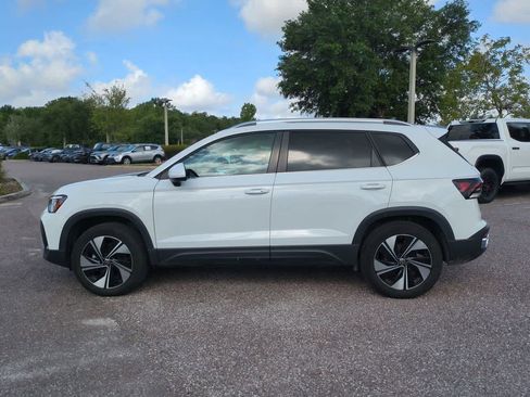 Used 2025 Volkswagen Taos SE AWD/4WD image 3