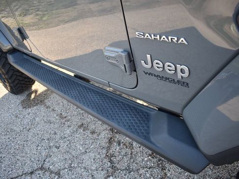 Used 2021 Jeep Wrangler Unlimited Sahara AWD/4WD image 14