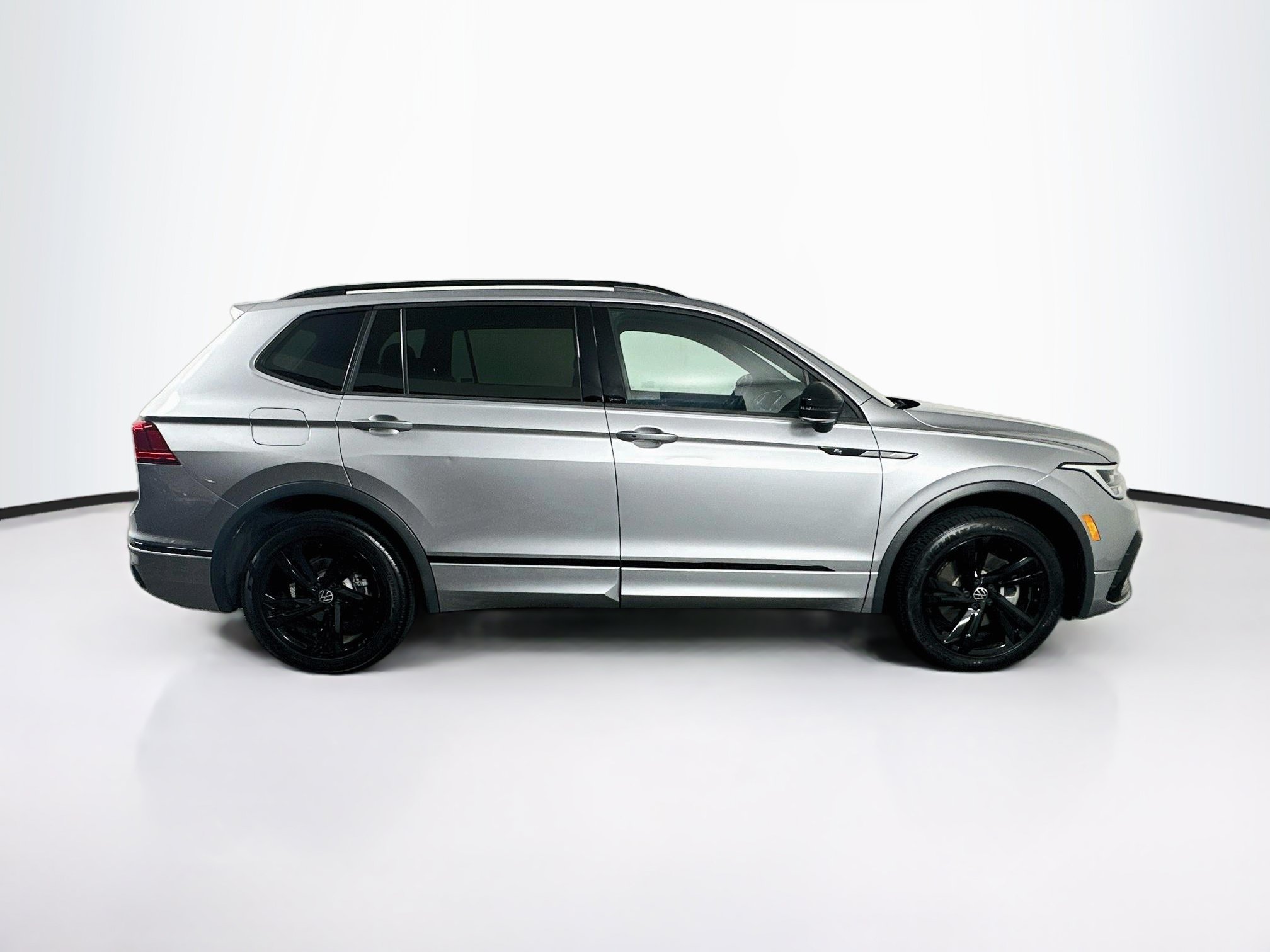 Used 2023 Volkswagen Tiguan SE R-Line FWD image 10