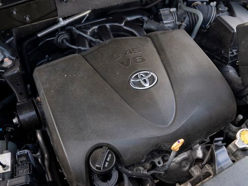 Used 2017 Toyota Highlander SE image 48