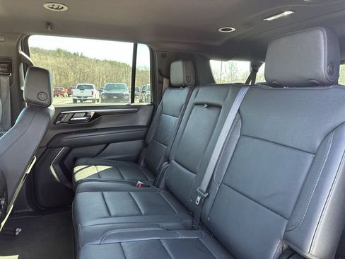 Used 2025 Chevrolet Suburban Z71 AWD/4WD image 25