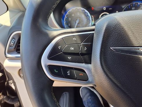 Used 2023 Chrysler Pacifica Touring-L FWD image 13