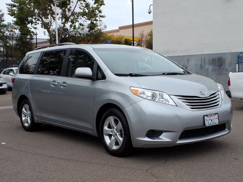 Used 2017 Toyota Sienna LE FWD image 3