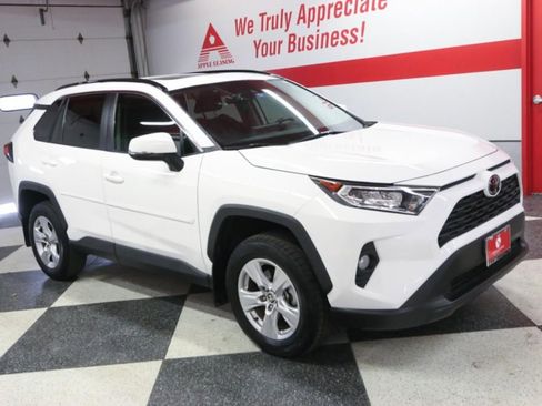 Used 2021 Toyota RAV4 XLE w/ Convenience Package FWD image 3