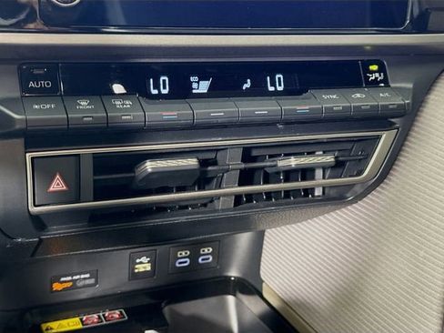 Certified 2025 Toyota Camry SE w/ Convenience Package image 15