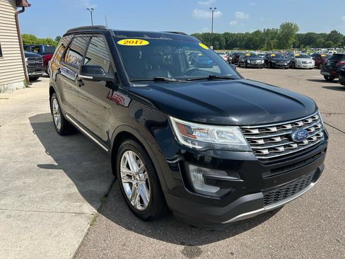 Used 2017 Ford Explorer XLT w/ XLT Technology Feature Bundle AWD/4WD image 3