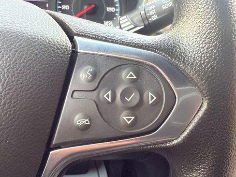 Used 2022 Chevrolet Traverse LS image 11