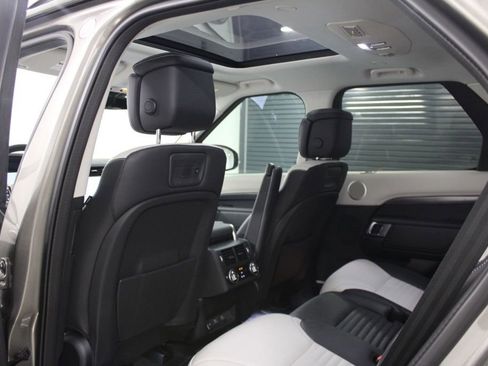 Used 2025 Land Rover Discovery Metropolitan Edition AWD/4WD image 36