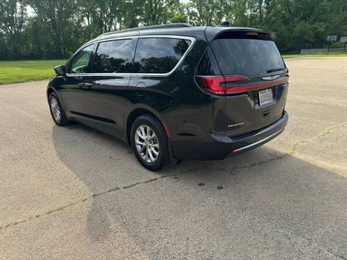 Used 2023 Chrysler Pacifica Touring-L w/ Uconnect Theater Family Group AWD/4WD image 4
